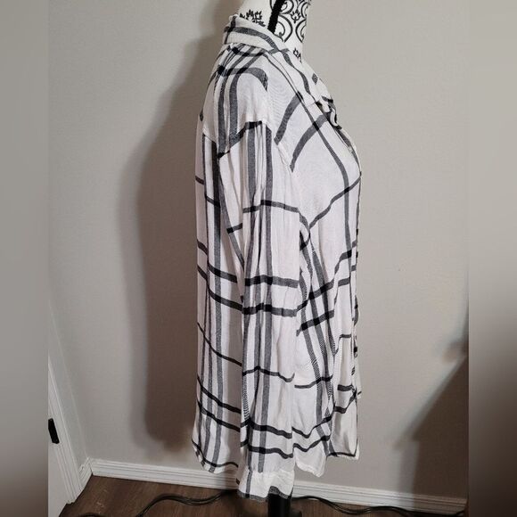 Old Navy woman's‎ white and black strip long sleeve button up shirt - Picture 2 of 7